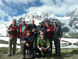 Wandergruppe bei der Hintergrathütte der 3859 Meter hohen Königspitze