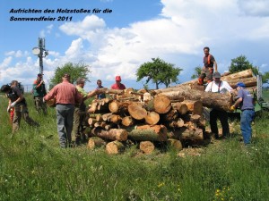 Aufrichten des Holzstoßes für die Sonnwendfeier 2011-neu